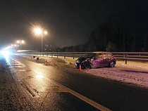 На Приморском кольце 57-летняя водитель врезалась в ограждение
