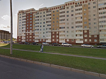 Власти: остекление двух балконов рухнуло на 18 автомобилей