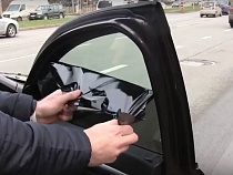В Калининграде водителей заставляют сдирать чёрную плёнку с автомобилей 