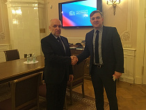 Андрею Ермаку вручили читательский билет Президентской библиотеки