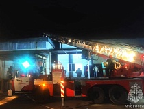 Ночной пожар в Ладушкине прорывался к цистерне с ядовитым веществом