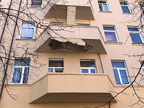 В доме в Калининграде сразу после капремонта отслоился низ балкона