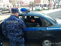 Хулиган угрожал в магазине в Калининграде ножом и газовым баллончиком (видео)