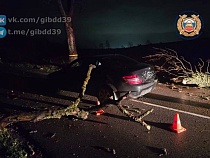 Бесстрашная женщина в шторм рванула в ночь на «Мерседесе» 