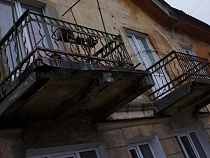 В Калининграде нашли, кто заплатит за свалившуюся на «Фольксваген» плиту балкона 