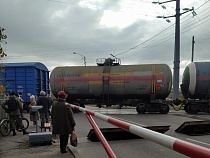 В Калининграде поезда стали чаще блокировать улицу Дзержинского 