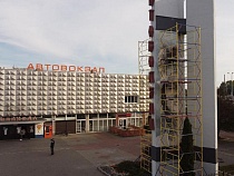 В Калининграде у Южного вокзала нарисовали загадочное граффити