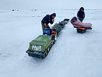 Рыбаки ездят по льду Куршского залива уже как по дорогам