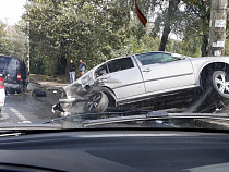 Микроавтобус свернул зад легковушке (видео)