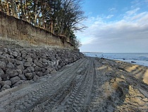 В Куликово экскаваторами срезали склон у Балтийского моря