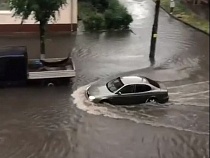 Калининградцев впечатлили плававшие по Гусеву автомобили