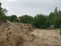 Мужчина использовал песок с дюны на Куршской косе для строительства парковки