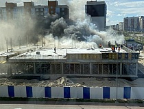 В Калининграде горит стройплощадка поликлиники на Сельме (видео)