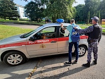 В Калининграде вора с краденым встретили уже на пороге магазина