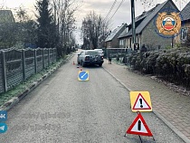 Под Багратионовском «Мерседес» врезался в машину после наезда на женщину