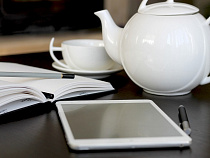 Безработный сосед вынес из квартиры жителя Немана одежду, телефоны и чайник