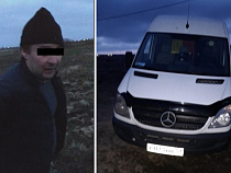 Бывший хозяин микроавтобуса угнал его у нового владельца, но застрял в грязи, уходя от погони