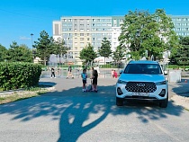 Разрешили парковаться прямо на светомузыкальном фонтане Калининграда?
