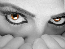 Дама в неглиже спугнула домушника