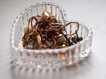 Пустила соседа в спальню: мужчина украл у калининградки украшений на 64 тысячи рублей