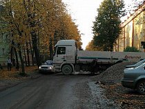 Грузовик заблокировал улицу Павлика Морозова в Калининграде