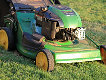 Жительница Прибрежного украла из детского сада газонокосилку