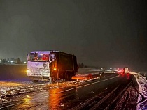 Мусоровоз помял задок микроавтобусу на окружной Гусева