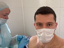 Алиханов рассказал, сколько стоял в очереди за прививкой 