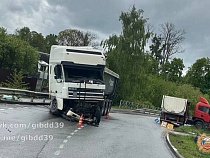 «Водитель с лицом в крови вылез через разбитое стекло»: в Рыбном столкнулись фуры