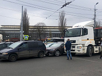 Поцелуй песковоза со «Шкодой» у Южного вокзала создал в Калининграде пробку на 2 км