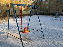 Управляющую компанию наказали за качели, упавшие на ребёнка