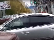 Пешеход прошёл сквозь машину в Калининграде (видео)