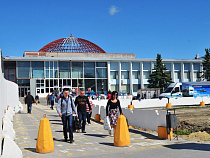 В Храброво монтируют эскалаторы и лифты 