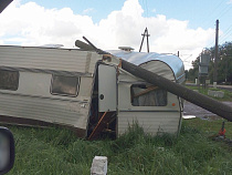 Бетонный столб рухнул на дом на колёсах в Куликово