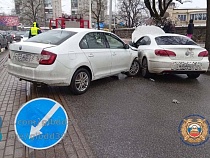 Автомобили заблокировали трамваям проезд в центр Калининграда 