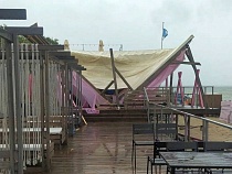 В Калининградской области ливень на пляже обрушил крышу на женщину