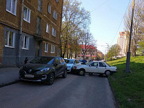 На Ольштынской автомобиль заклинило между «Шкодой» и откосом