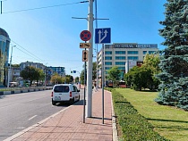 Властям Калининграда пожаловались на перегрузку тротуара знаками