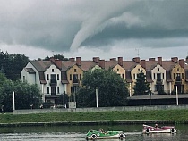 Над Калининградом заметили скрутившуюся в торнадо тучу