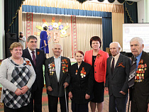 Чиновники поздравили ветеранов труда и становления области с 70-летием региона