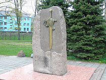 В Калининграде Памятный знак погибшим полицейским перенесли к зданию регионального УМВД