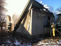 В калининградском поселке под утро загорелся частный дом