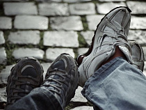 Две пары обуви и крестик: полицейские раскрыли кражу на 140 тысяч рублей