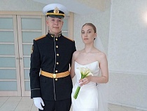 Моряк из Калуги устроил офицерскую свадьбу с девушкой из полиции в Гурьевске
