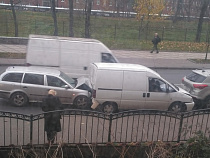 Пять машин устроили «паровозик» на Гвардейском проспекте в Калининграде