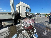 Вышло видео тарана фуры с плитами четырёх машин на юге Калининграда