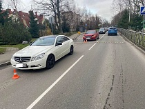 В Калининграде девушка на «Ауди» ранила девушку на «Мерседесе»