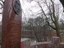 В Калининграде на памятник кёнигсбергским учёным упал тяжёлый предмет (видео)