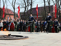 Калининградцы возложили цветы к мемориалу героям штурма Кёнигсберга (фото)