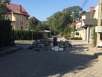 Дорогу на Радищева в Калининграде забаррикадировали горой мусора